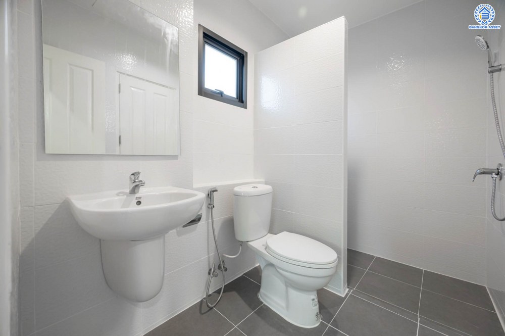 บ้านมือสองตกแต่งใหม่ โครงการ บุรีรมย์ วัดพระเงิน เนื้อที่ 36.3 ตร.ว. ฟังก์ชัน 3 ห้องนอน 2 ห้องน้ำ 1 ที่จอดรถ พื้นที่ใช้สอยกว้างขวาง เดินทางสะดวกสบาย บนทำเลเชื่อมต่อถนนกาญจนาภิเษก ใกล้เซ็นทรัลเวสต์เกต โครงการรถไฟฟ้าสายสีม่วง "สถานีตลาดบางใหญ่" และทางด่วน "ศรีรัช"